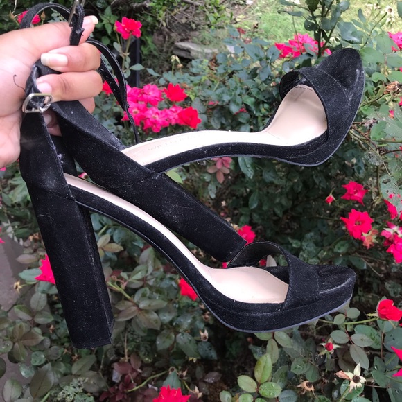 Shoes - Open toe black heels 👠